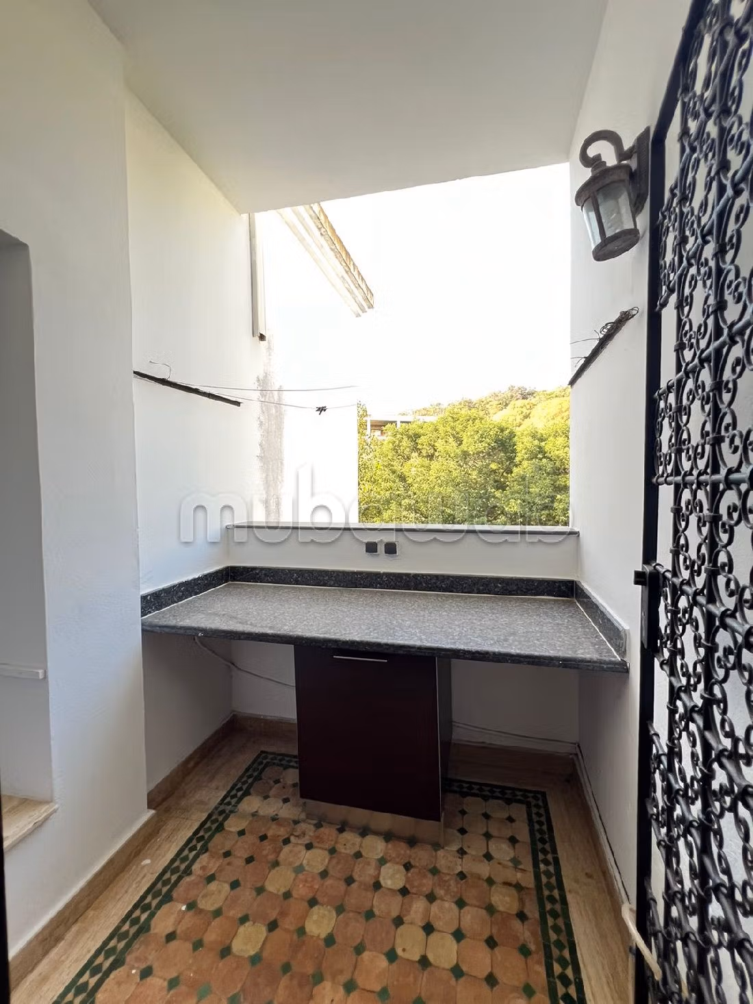 Appartementen te koop in Mghogha. Totale oppervlakte 270 m². Zwembad en open haard. 
