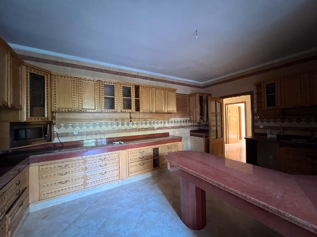 Appartementen te koop in Mghogha. Totale oppervlakte 270 m². Zwembad en open haard. 