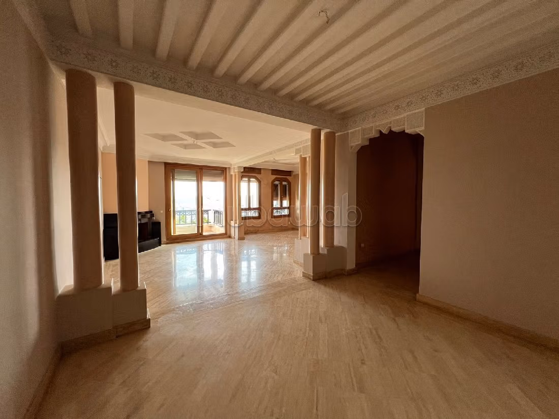 Appartementen te koop in Mghogha. Totale oppervlakte 270 m². Zwembad en open haard. 