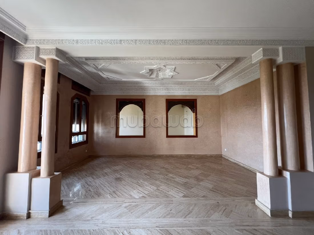 Appartementen te koop in Mghogha. Totale oppervlakte 270 m². Zwembad en open haard. 