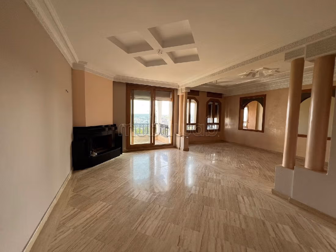 Appartementen te koop in Mghogha. Totale oppervlakte 270 m². Zwembad en open haard. 