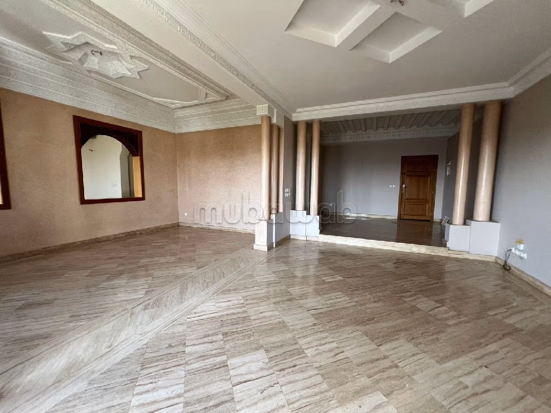 Appartementen te koop in Mghogha. Totale oppervlakte 270 m². Zwembad en open haard. 