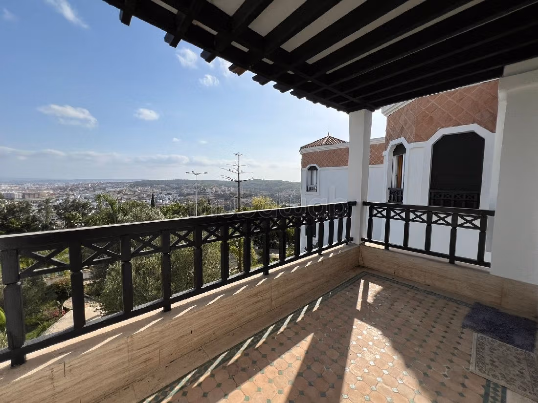 Appartementen te koop in Mghogha. Totale oppervlakte 270 m². Zwembad en open haard. 