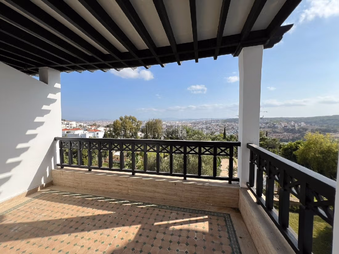 Appartementen te koop in Mghogha. Totale oppervlakte 270 m². Zwembad en open haard. 
