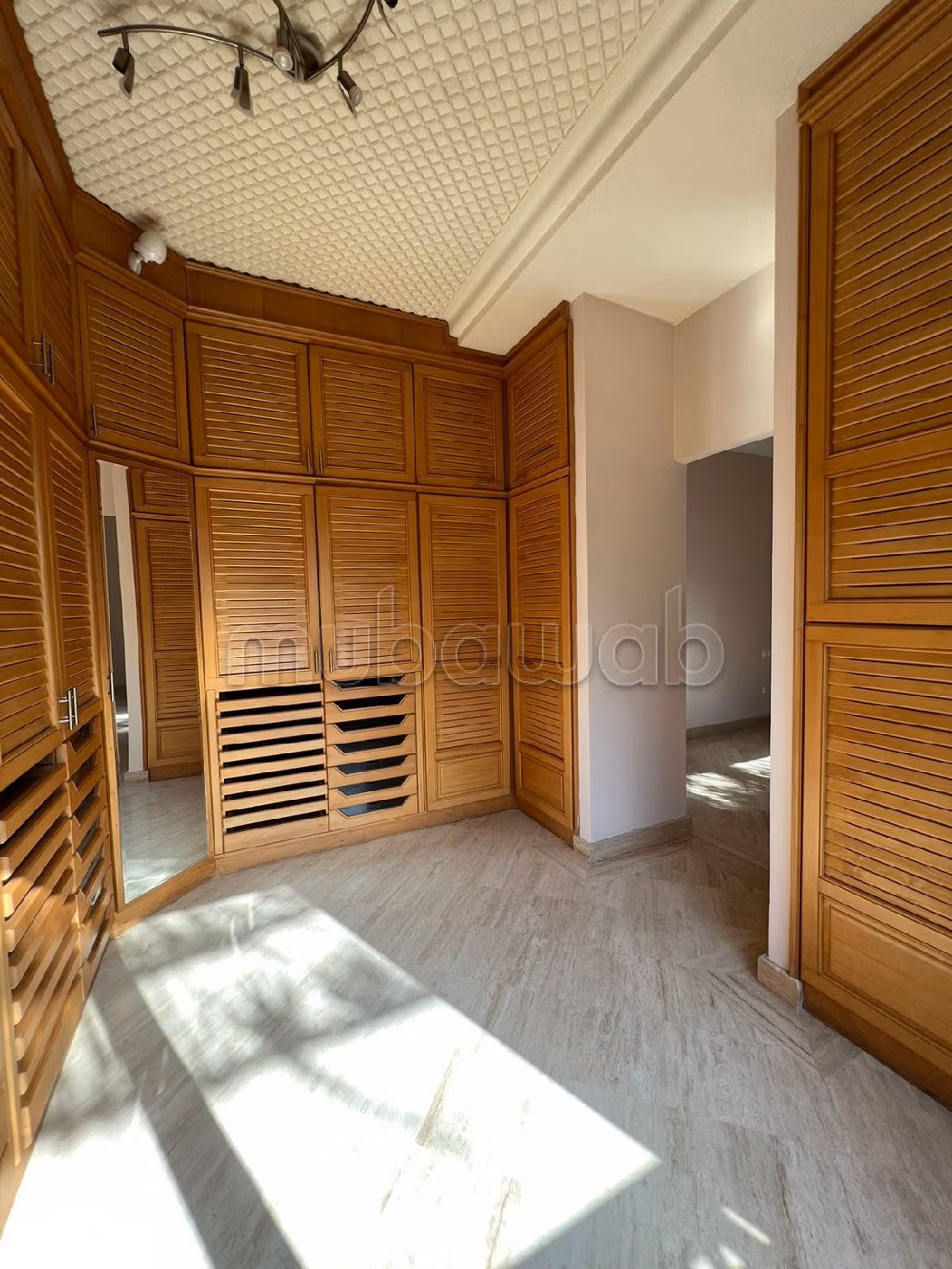Appartementen te koop in Mghogha. Totale oppervlakte 270 m². Zwembad en open haard. 