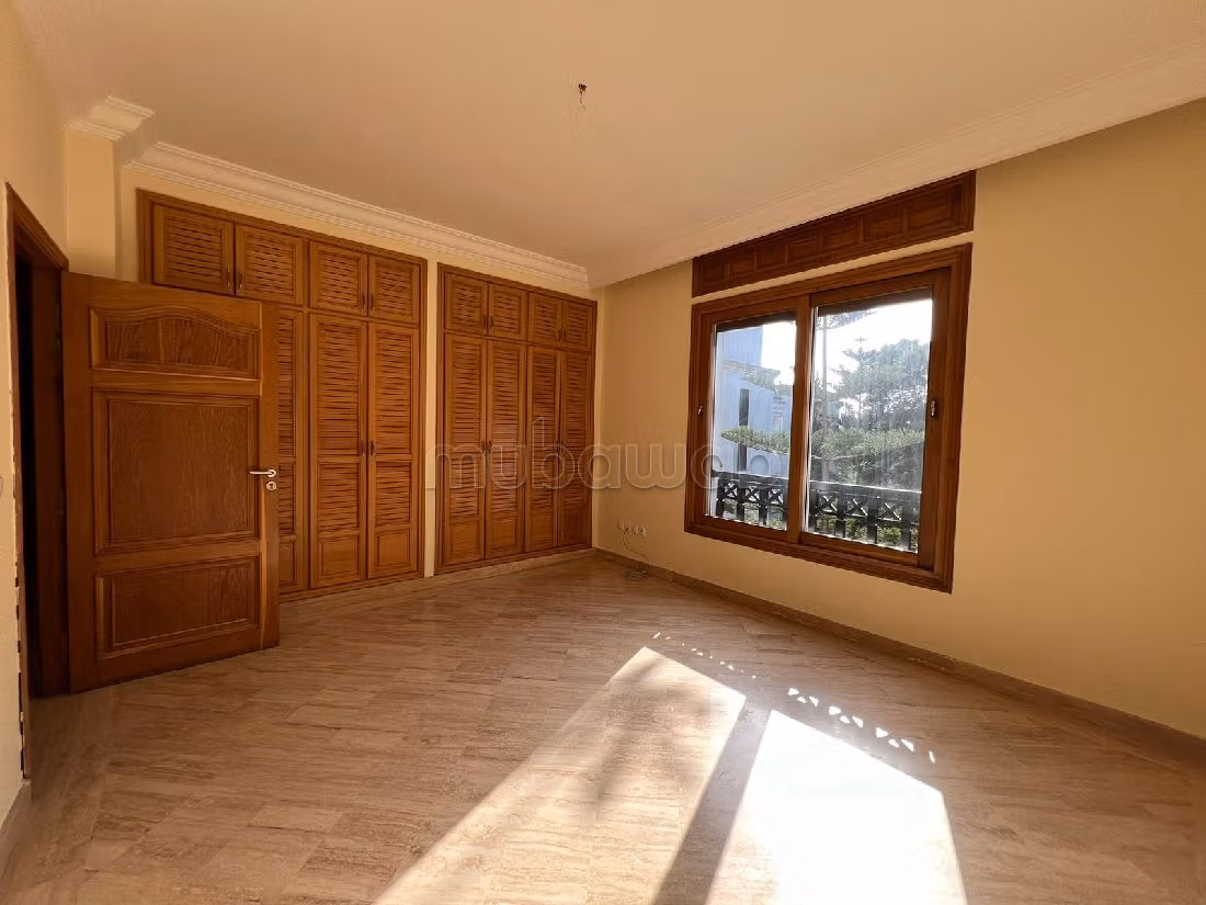 Appartementen te koop in Mghogha. Totale oppervlakte 270 m². Zwembad en open haard. 