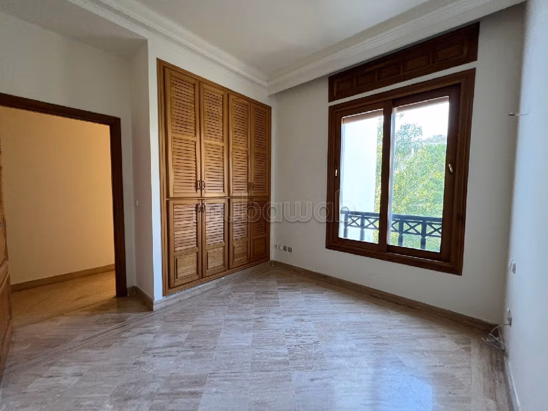Appartementen te koop in Mghogha. Totale oppervlakte 270 m². Zwembad en open haard. 