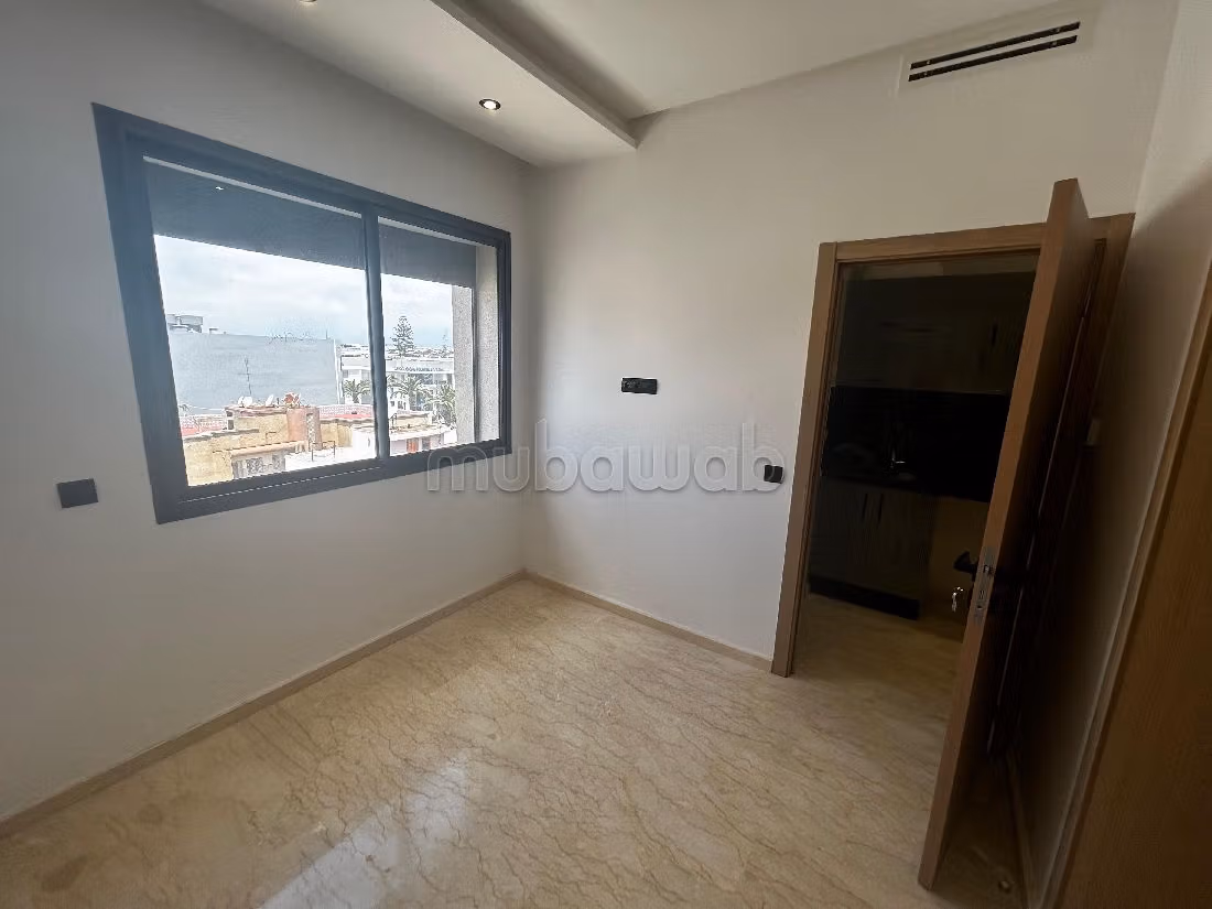 شقة رائعة للايجار بالوازيس. 1 غرفة جيدة. بواب ومكيف الهواء