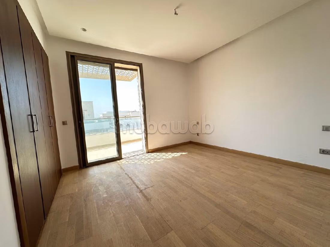 شقة رائعة للإيجار بالسويسي. المساحة 270 م². مصعد وشرفة