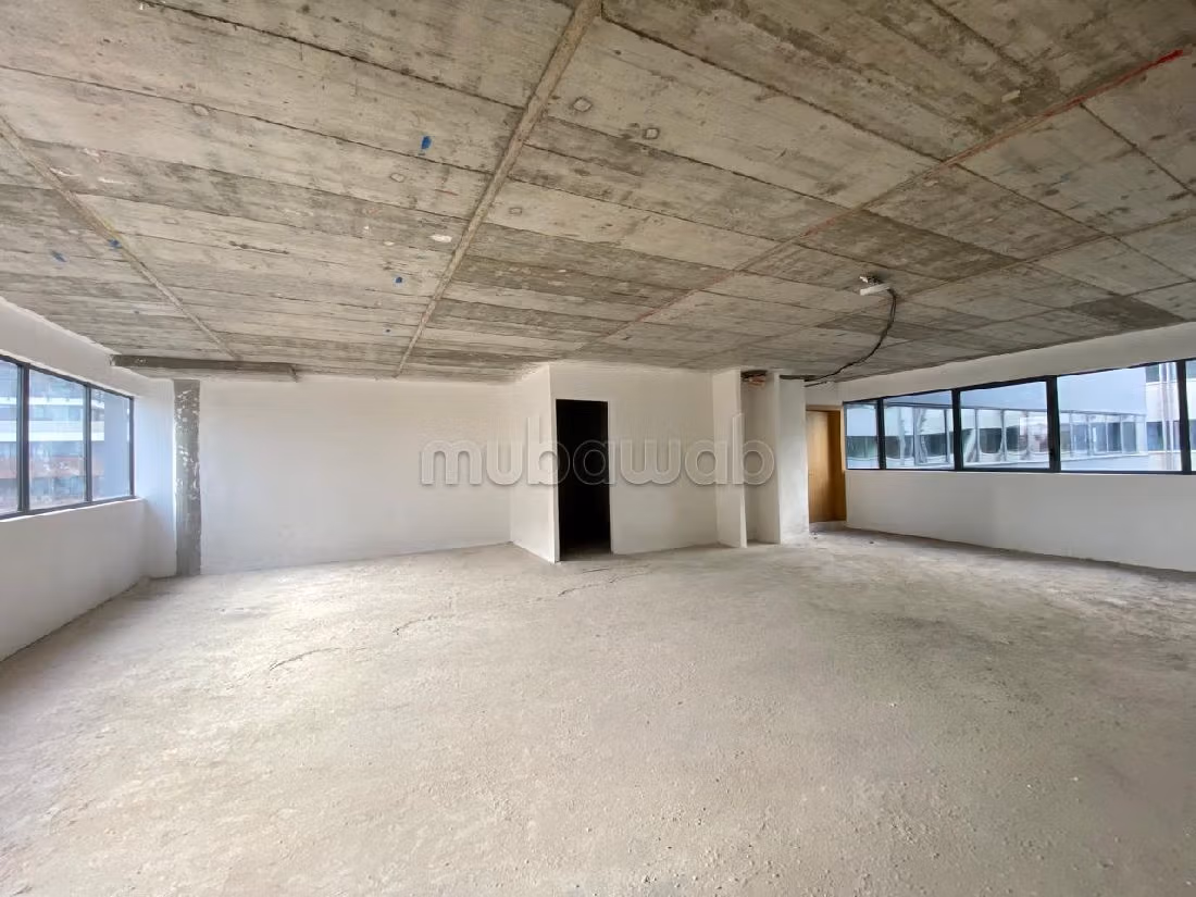 Comodo ufficio in affitto a Casablanca Finance City. Superficie totale 365 m². 