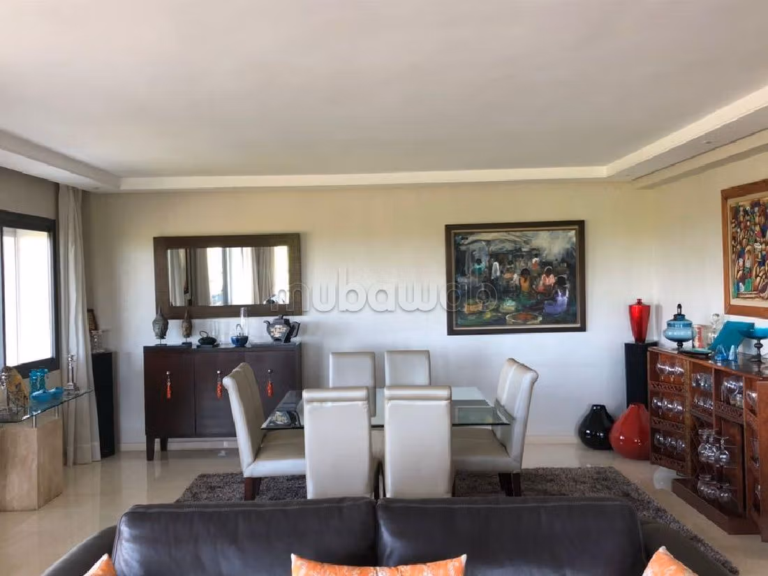 Se alquila este piso. Pequeña superficie 212 m². Mobiliario