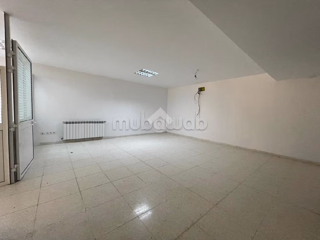 Ufficio in affitto a Les Berges Du Lac 2. Superficie 167 m². Sistema di riscaldamento