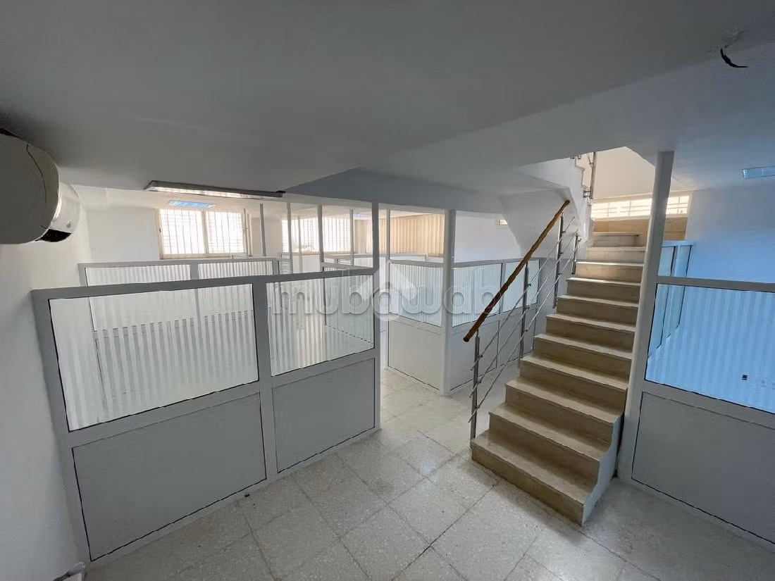 Ufficio in affitto a Les Berges Du Lac 2. Superficie 167 m². Sistema di riscaldamento