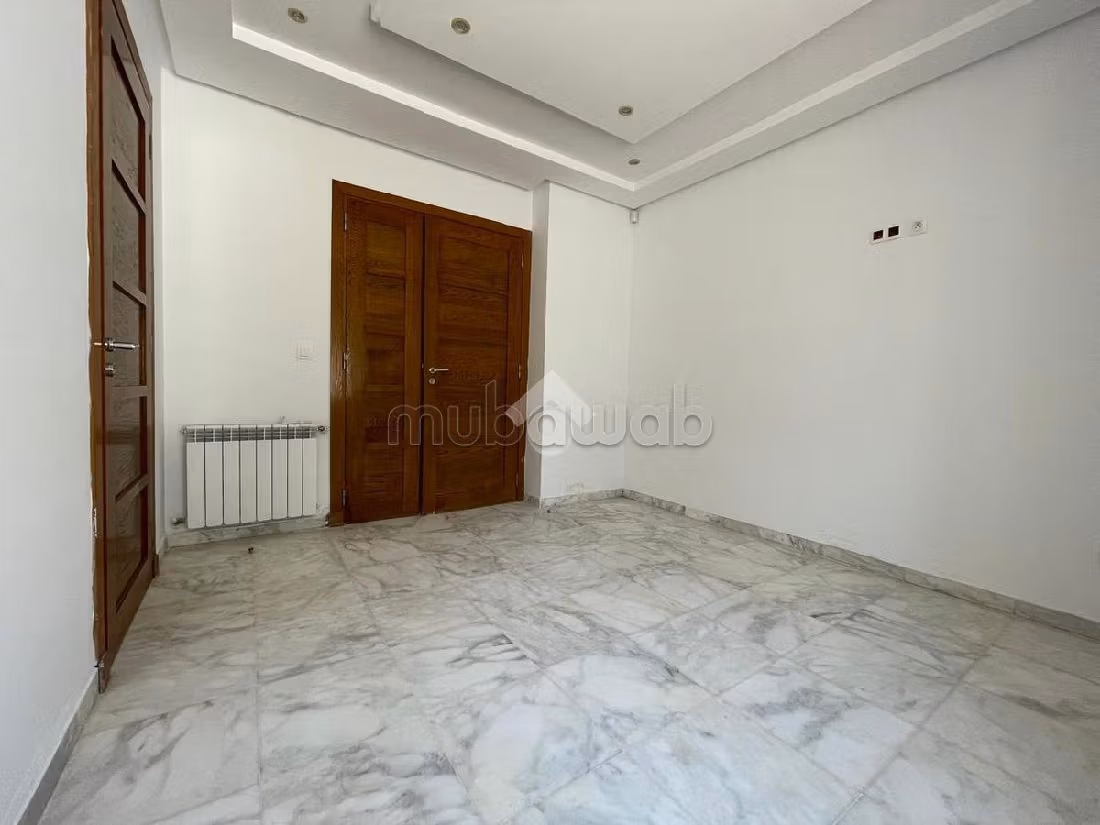 Ufficio in affitto a Les Berges Du Lac 2. Superficie 167 m². Sistema di riscaldamento