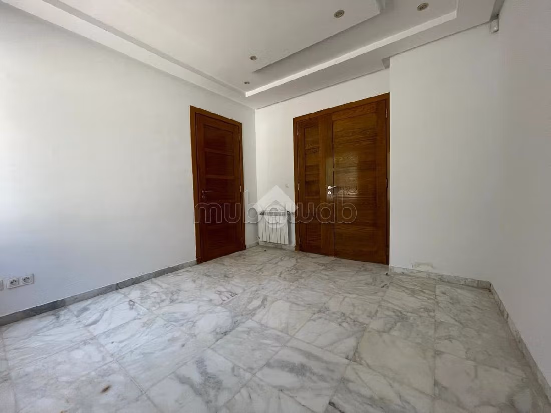 Ufficio in affitto a Les Berges Du Lac 2. Superficie 167 m². Sistema di riscaldamento
