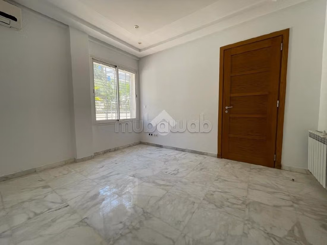 Ufficio in affitto a Les Berges Du Lac 2. Superficie 167 m². Sistema di riscaldamento