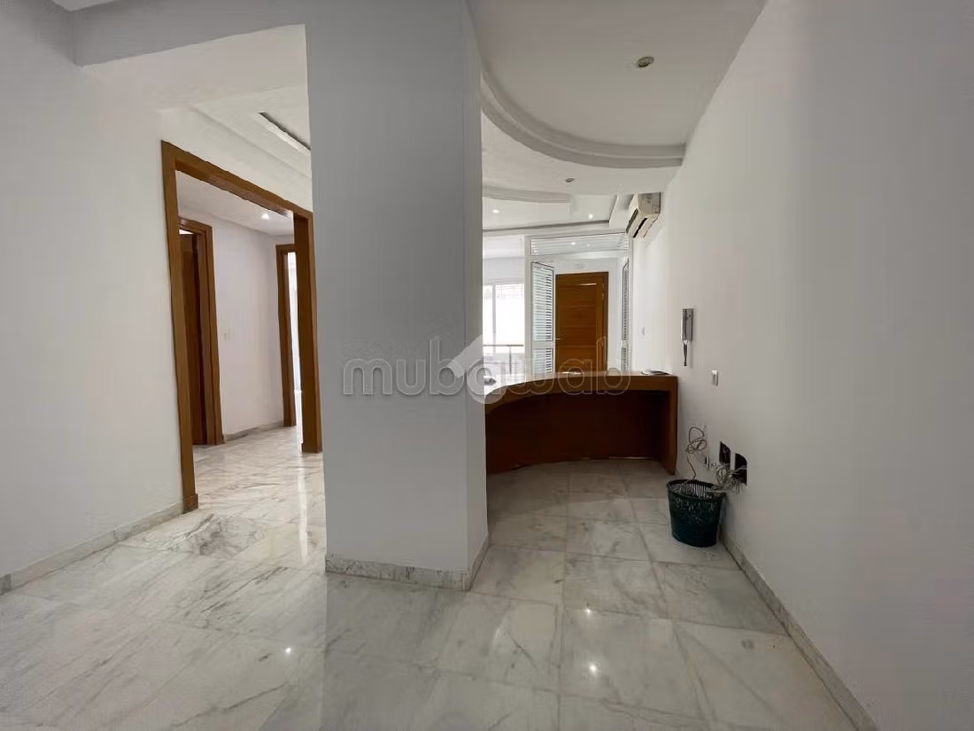 Ufficio in affitto a Les Berges Du Lac 2. Superficie 167 m². Sistema di riscaldamento