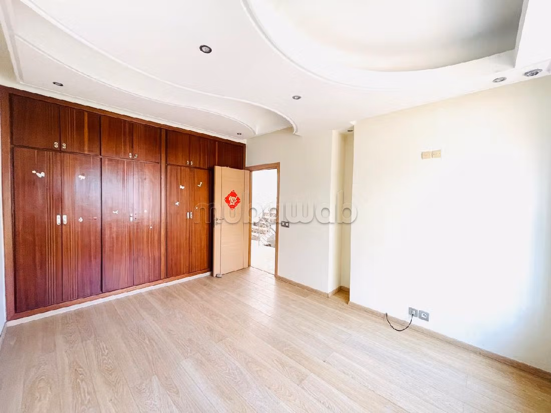 Villa's en luxe woningen huren in Longchamps Hay Al Hanâa. Oppervlakte 390 m². Veel comfort met airconditioning en open haard