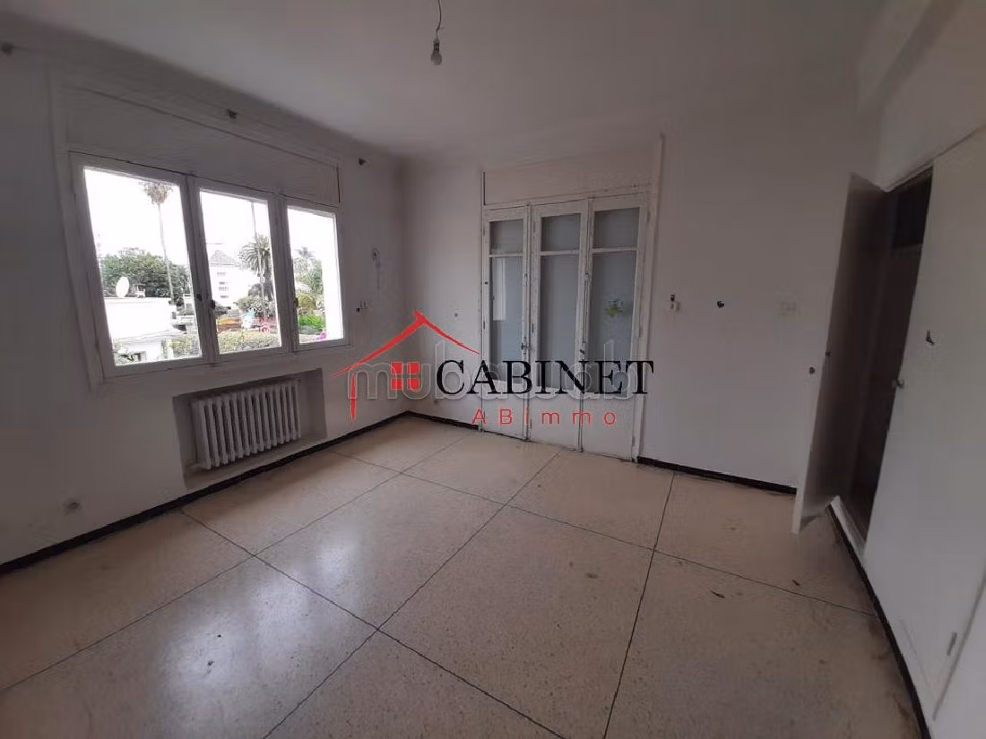 Magnificent villa for rent in Quartier Administratif. 7 large rooms. Green area, Balcony. 