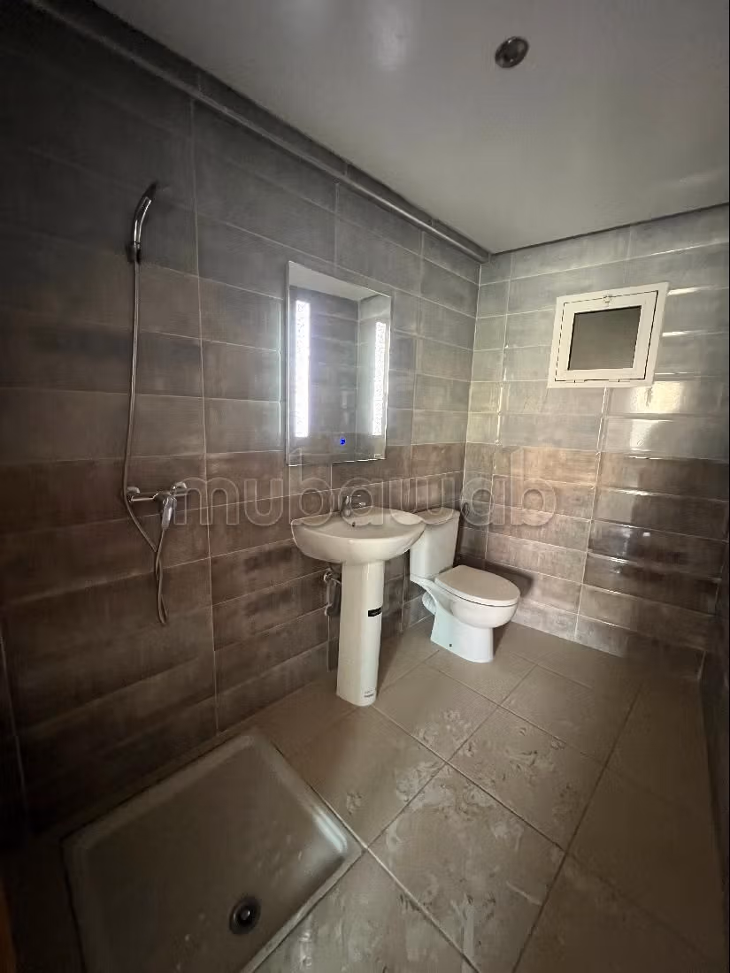 شقة رائعة للايجار ب باب سبتة. 4 قطع رائعة. مع المرآب والمصعد.