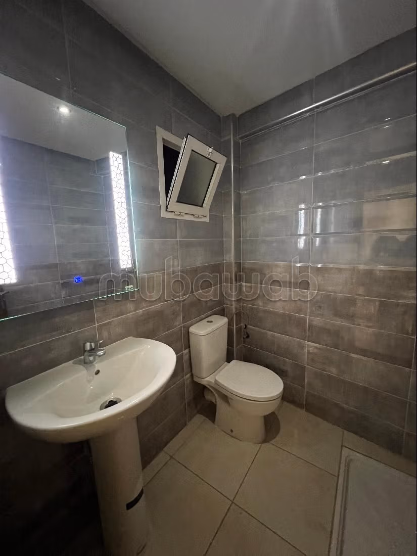 شقة رائعة للايجار ب باب سبتة. 4 قطع رائعة. مع المرآب والمصعد.