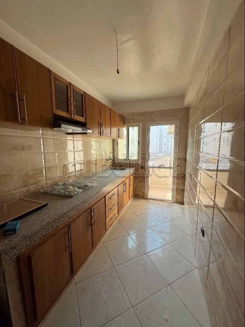 شقة رائعة للايجار ب باب سبتة. 4 قطع رائعة. مع المرآب والمصعد.