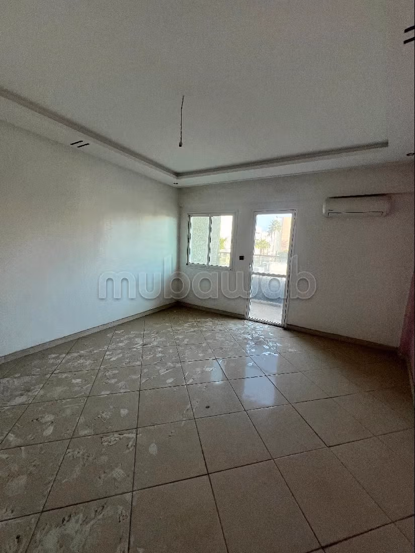 شقة رائعة للايجار ب باب سبتة. 4 قطع رائعة. مع المرآب والمصعد.