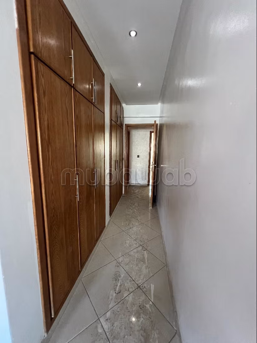 شقة رائعة للايجار ب باب سبتة. 4 قطع رائعة. مع المرآب والمصعد.