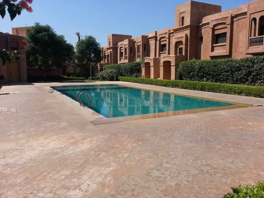 APPARTEMENT avec jardin privé piscine commune à Targa