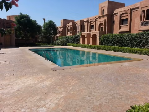 APPARTAMENTO con grande giardino privato e piscina comune a Targa