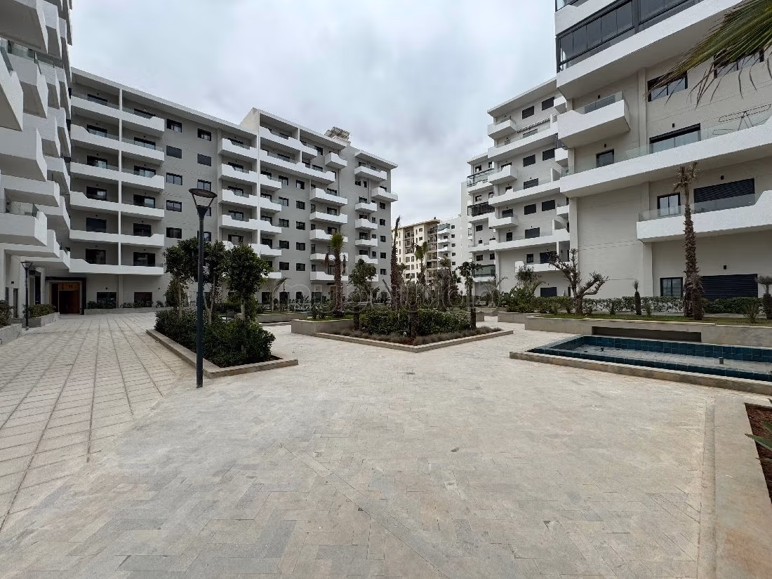 Very nice apartment for rent. 2 large living areas. Residence with caretaker, Large swimming pool. 