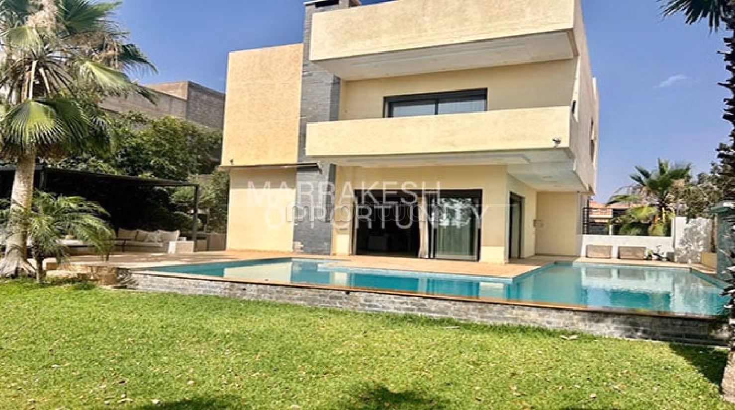 فيلا ممتازة للبيع بتاركة. المساحة الكلية 500 م². موقف للسيارات وحديقة