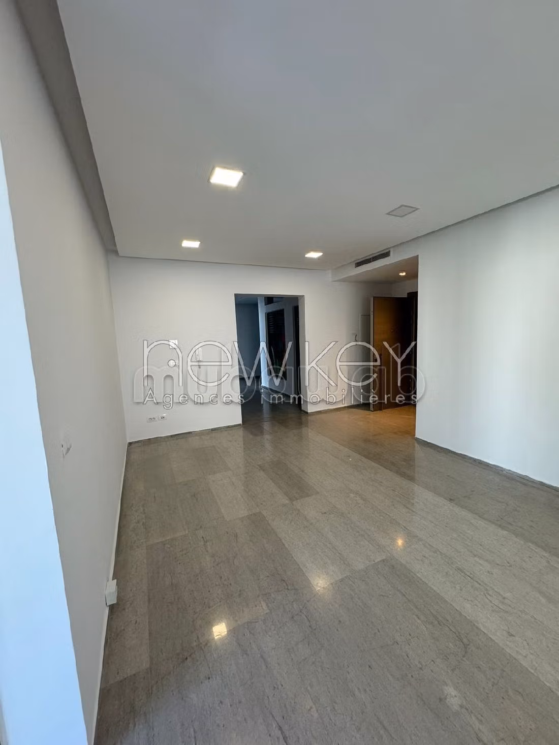 عقارت تجارية للكراء ب ضفاف البحيرة 2. المساحة الإجمالية 246 م². مرآب