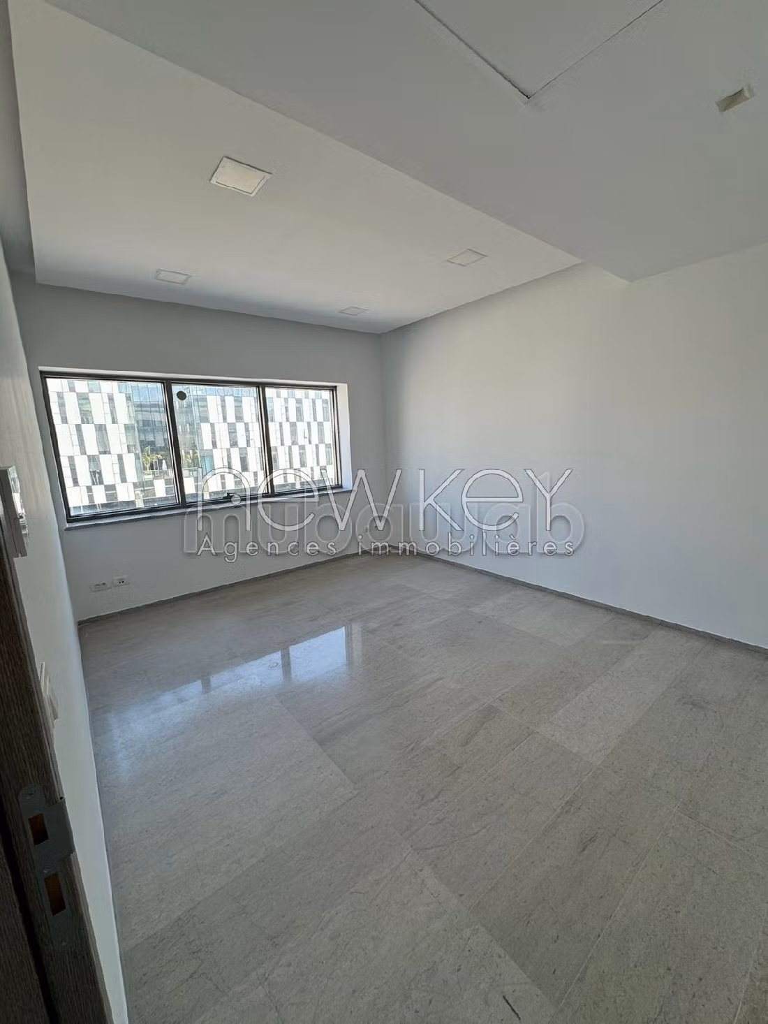 عقارت تجارية للكراء ب ضفاف البحيرة 2. المساحة الإجمالية 246 م². مرآب