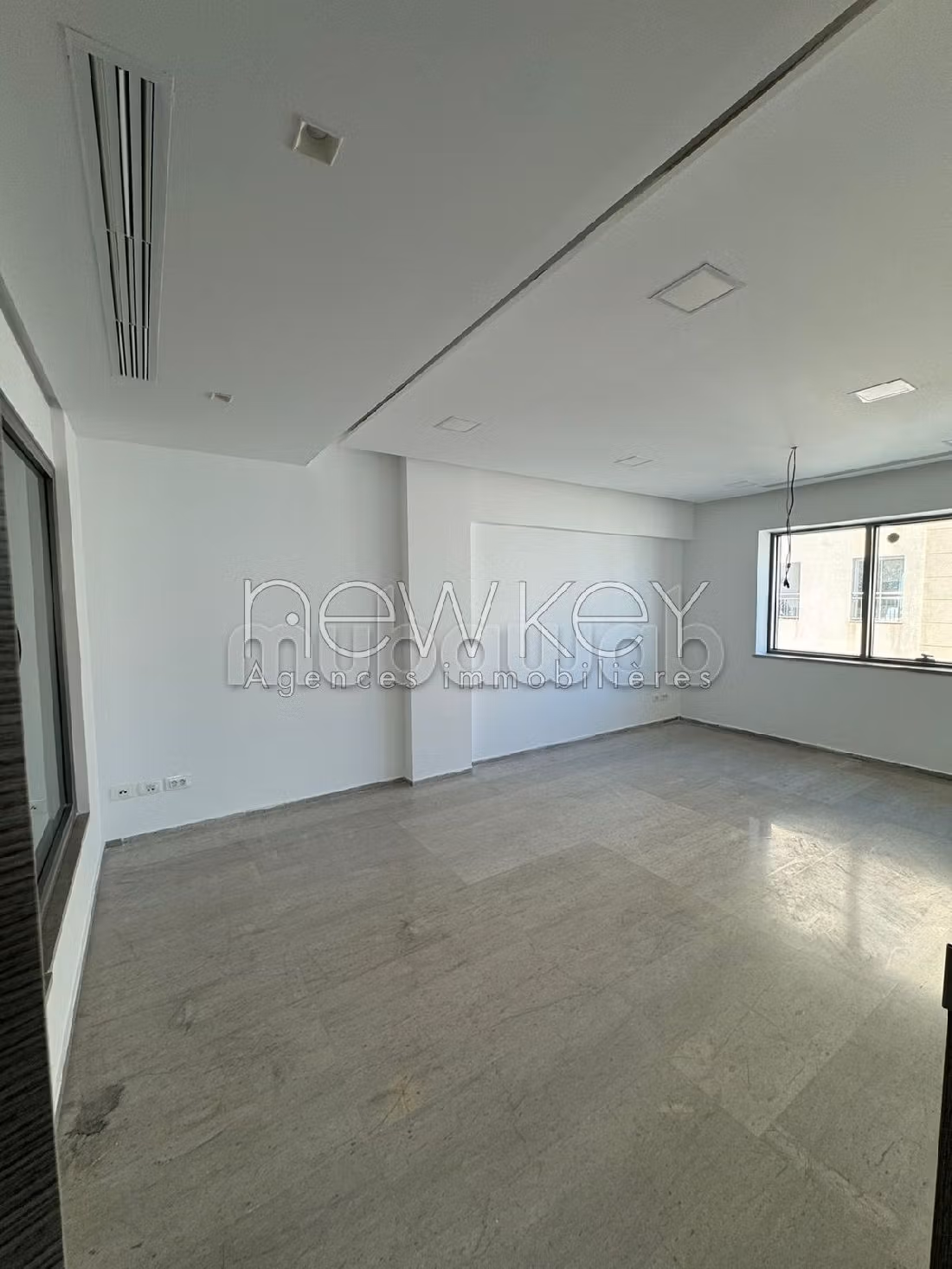 عقارت تجارية للكراء ب ضفاف البحيرة 2. المساحة الإجمالية 246 م². مرآب