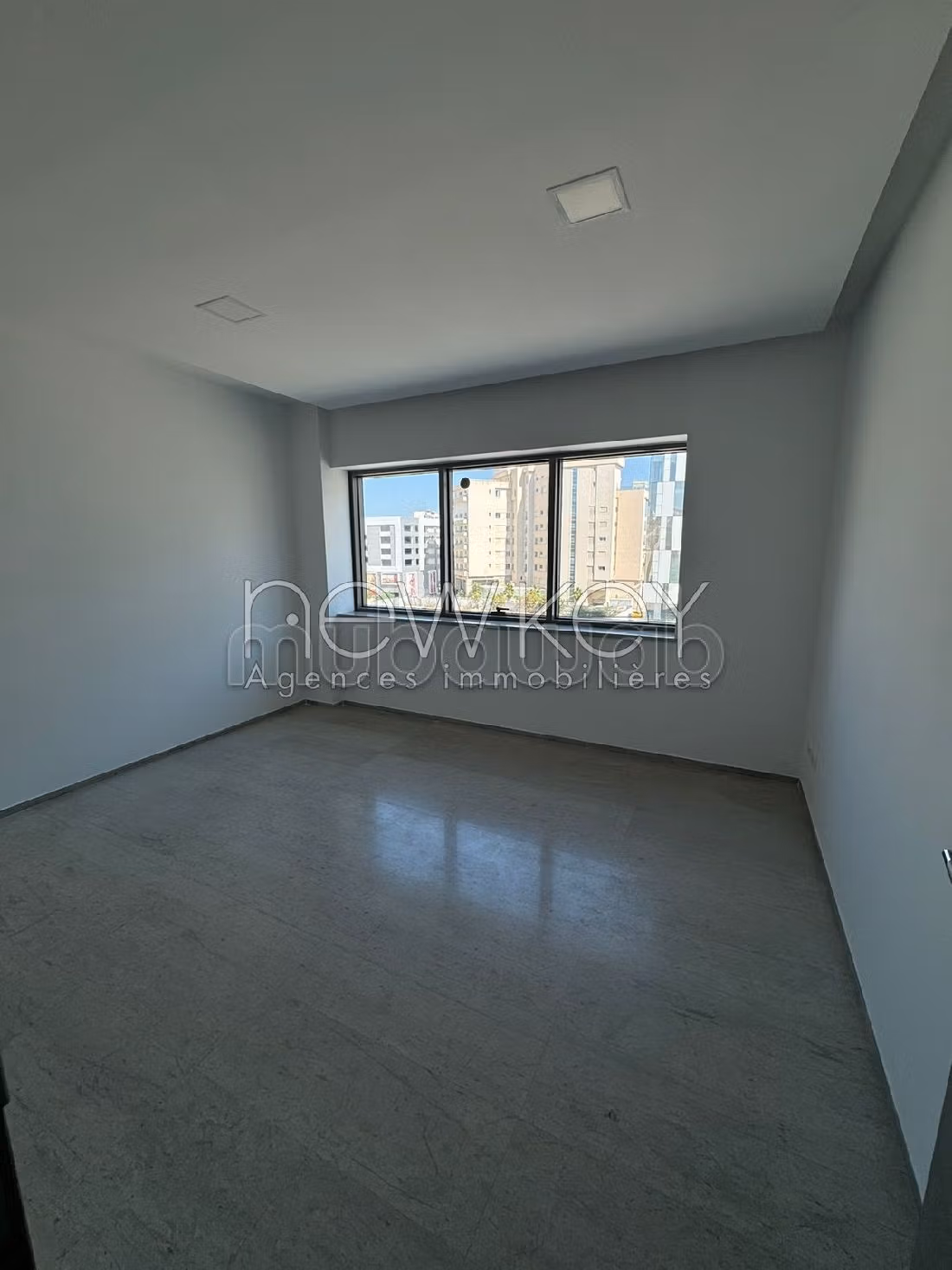 عقارت تجارية للكراء ب ضفاف البحيرة 2. المساحة الإجمالية 246 م². مرآب