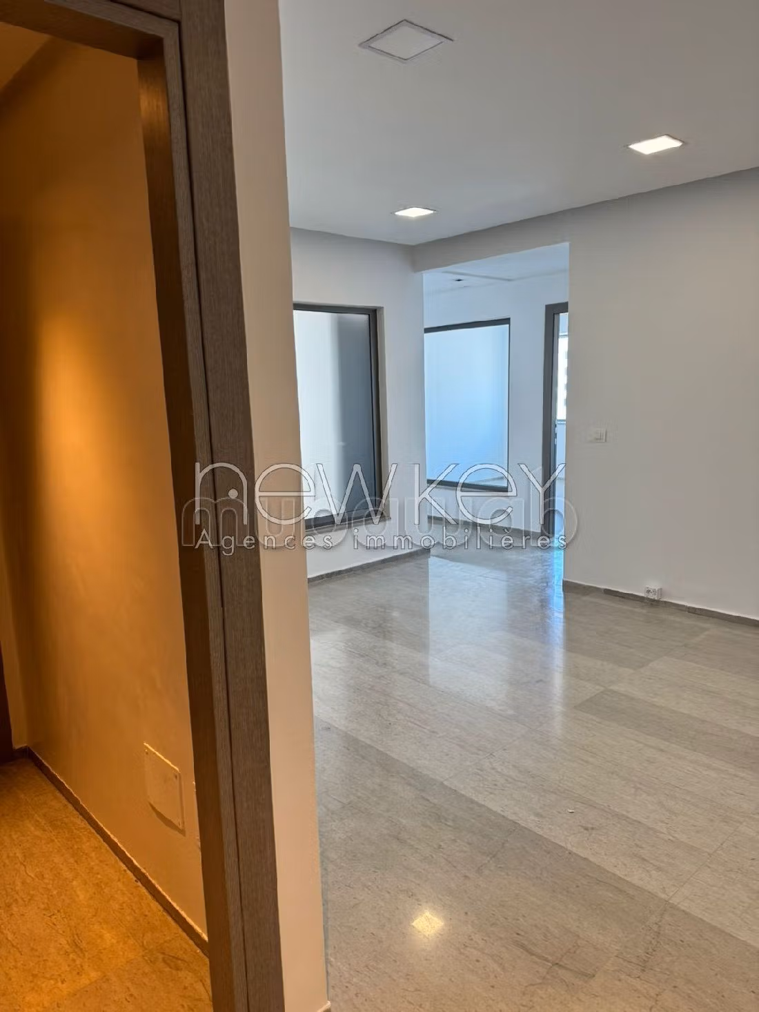 عقارت تجارية للكراء ب ضفاف البحيرة 2. المساحة الإجمالية 246 م². مرآب