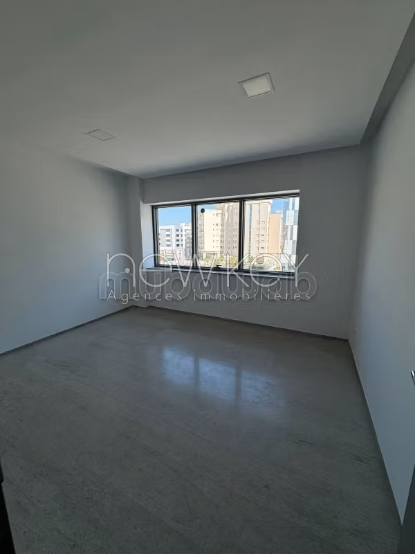 Offices for rent in Les Berges Du Lac 2. Total area 246 m². Parking spaces