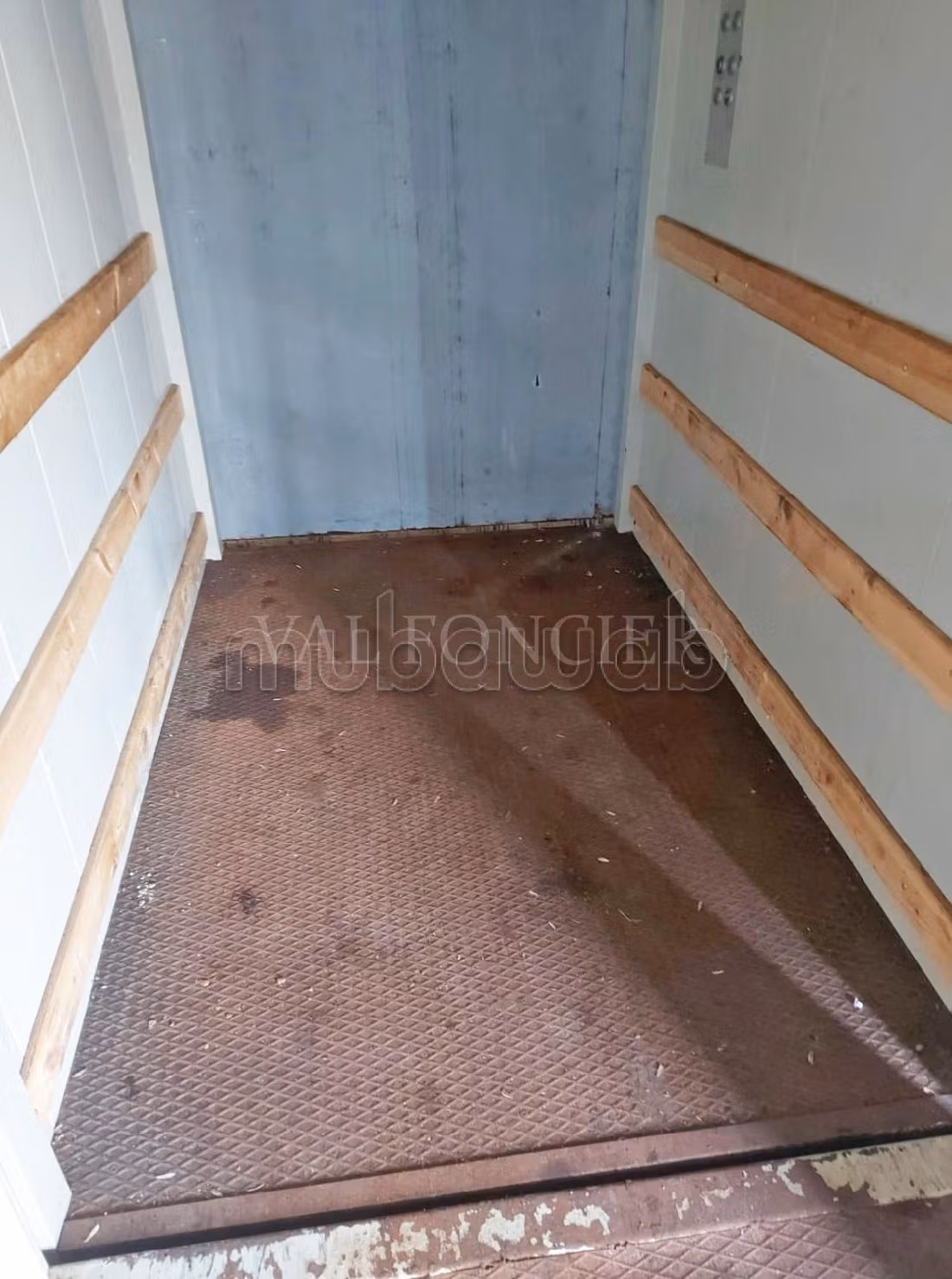 Spazioso locale commerciale da affittare. Superficie 553 m². Con ascensore