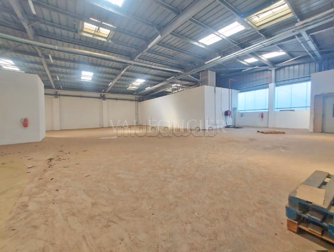 Offices & shops to rent in Zone Industrielle. Small area 1486 m². No Lift