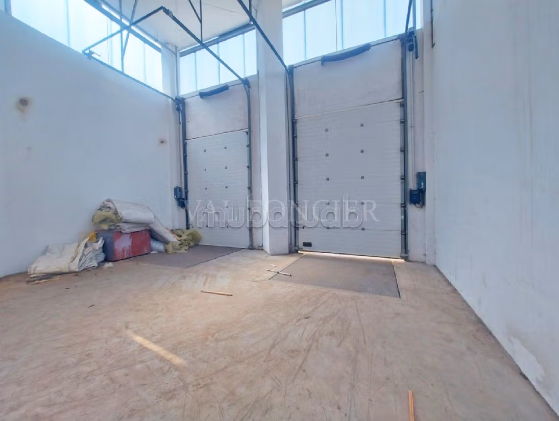 Offices & shops to rent in Zone Industrielle. Small area 1486 m². No Lift