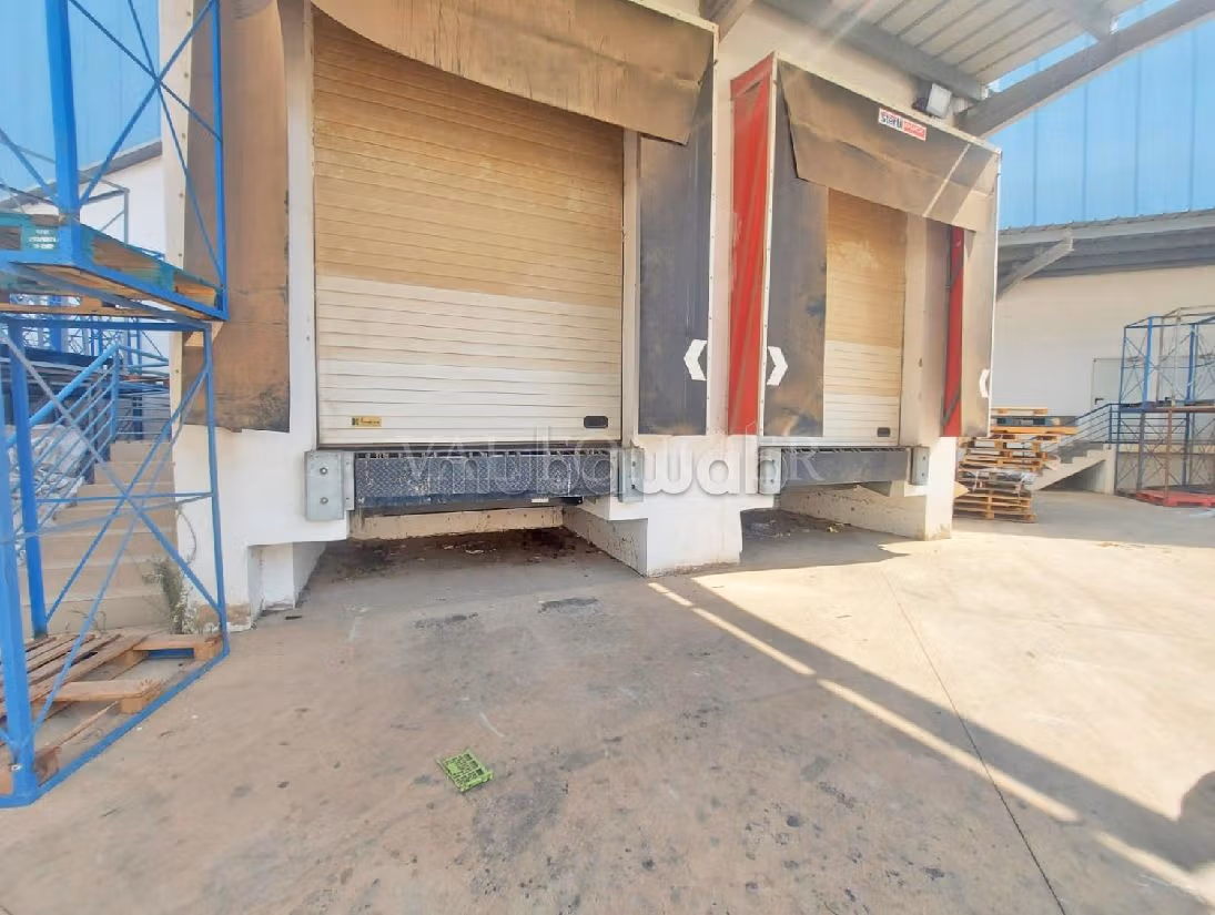 Offices & shops to rent in Zone Industrielle. Small area 1486 m². No Lift