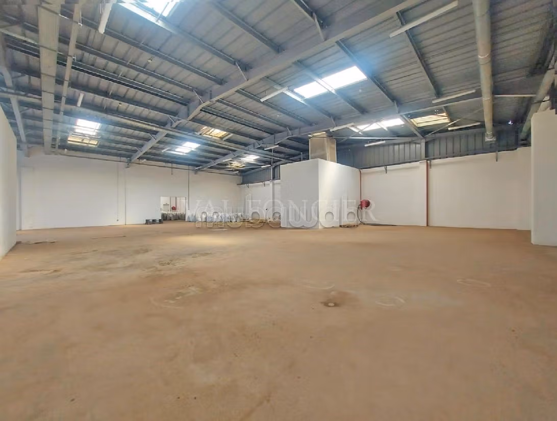 Offices & shops to rent in Zone Industrielle. Small area 1486 m². No Lift