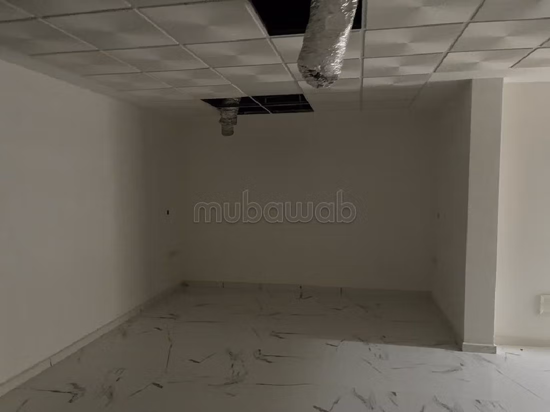 Kantoorruimte beschikbaar in Haut Founty. Oppervlakte 64 m². Mooie tuin