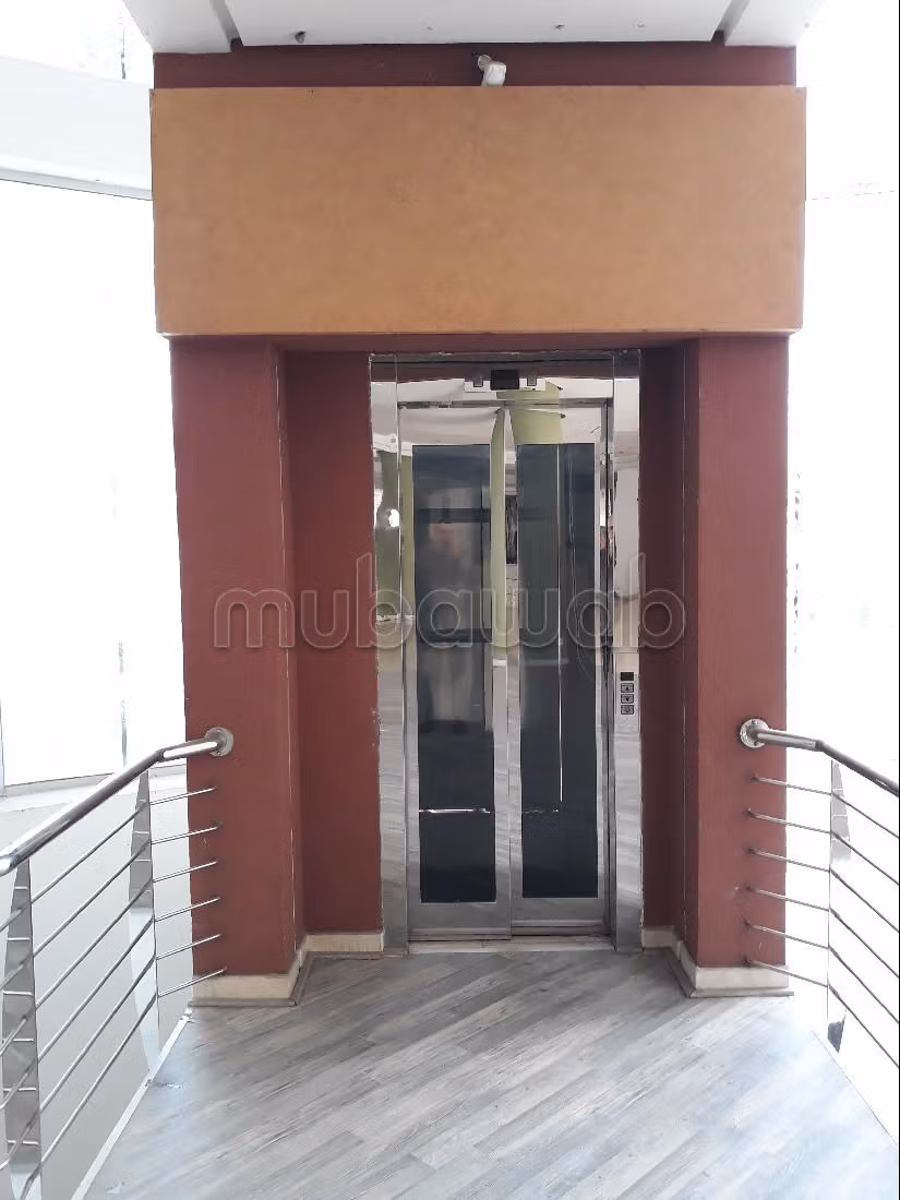 مكاتب ومحلات للبيع بحي كاليفورنيا. المساحة الكلية 5405 م². خدمات الكونسياج ، و تكييف الهواء