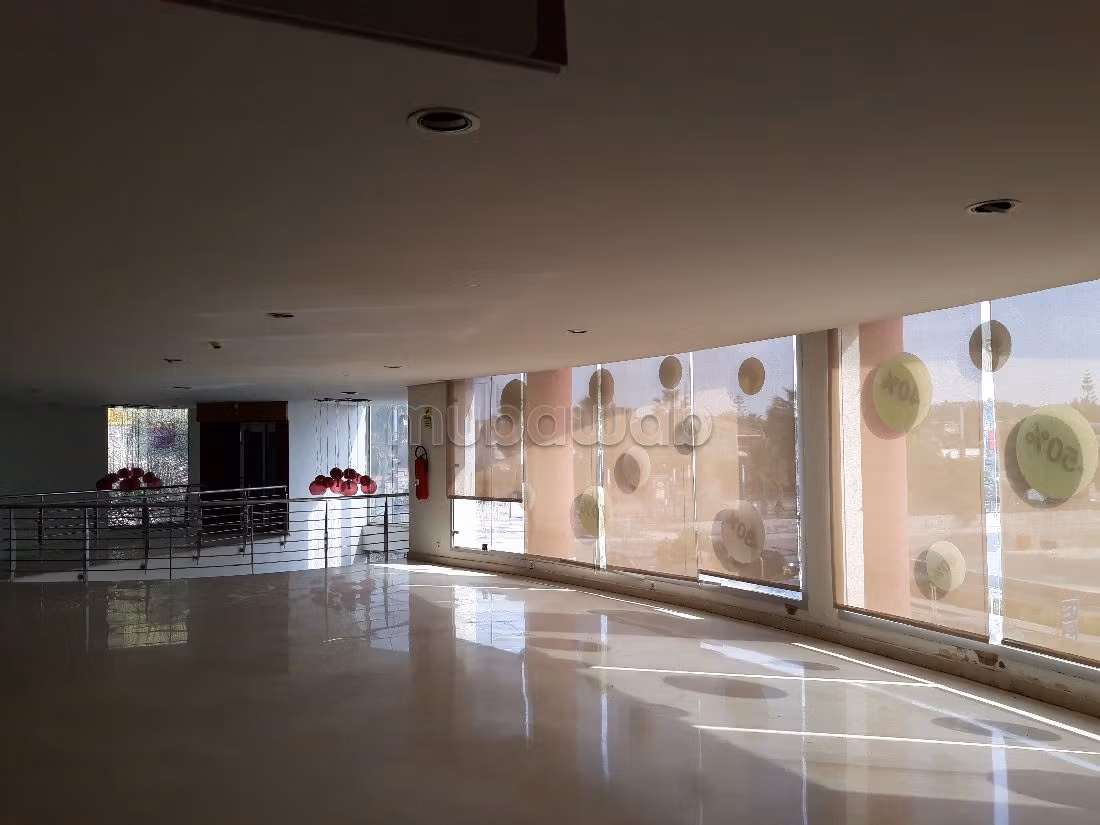 مكاتب ومحلات للبيع بحي كاليفورنيا. المساحة الكلية 5405 م². خدمات الكونسياج ، و تكييف الهواء