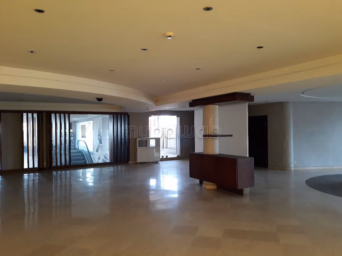 مكاتب ومحلات للبيع بحي كاليفورنيا. المساحة الكلية 5405 م². خدمات الكونسياج ، و تكييف الهواء