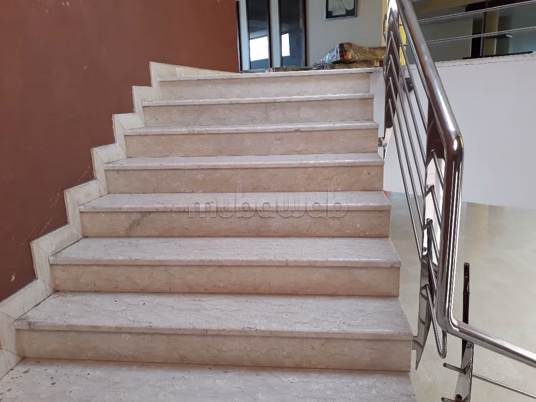 مكاتب ومحلات للبيع بحي كاليفورنيا. المساحة الكلية 5405 م². خدمات الكونسياج ، و تكييف الهواء