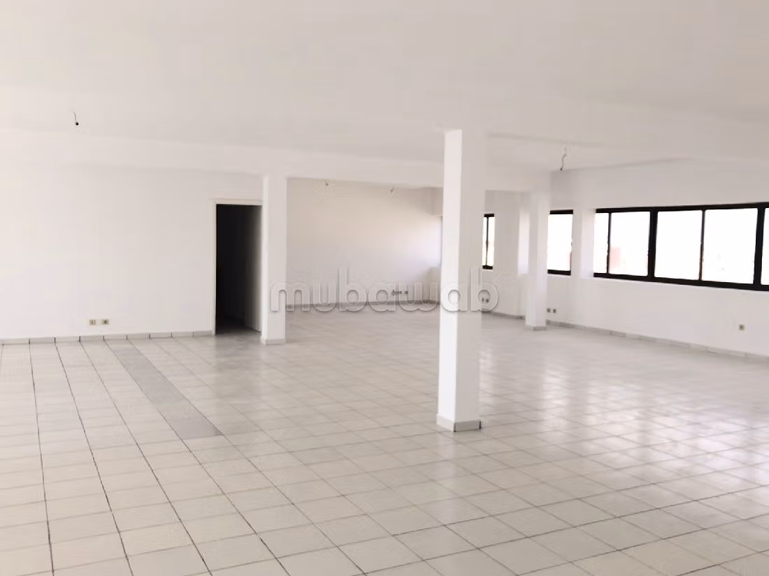 Ufficio disponibile in vendita a Cherkaoui Marzouka. Superficie di 520 m². Con ascensore