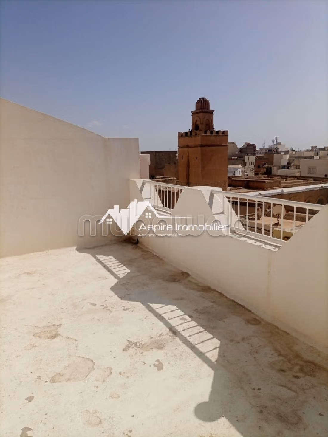 منزل فخم للبيع. 3 قطع مريحة. كراج. 